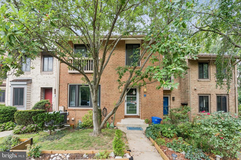 2009 Swans Neck Way in Reston, VA - Building Photo