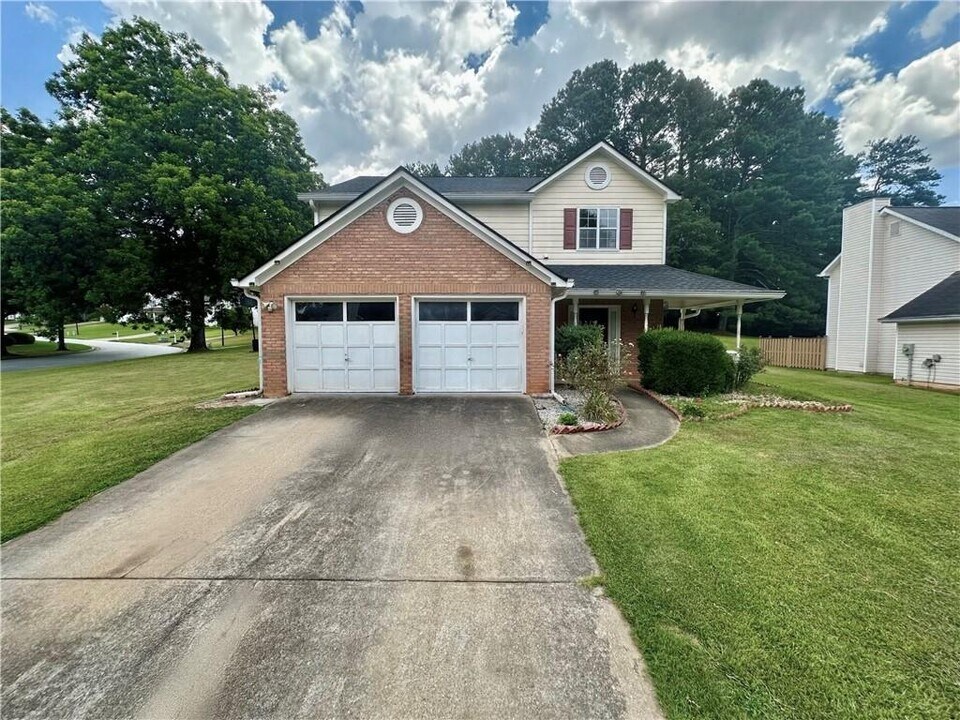665 Walnut Creek Dr NW in Lilburn, GA - Building Photo