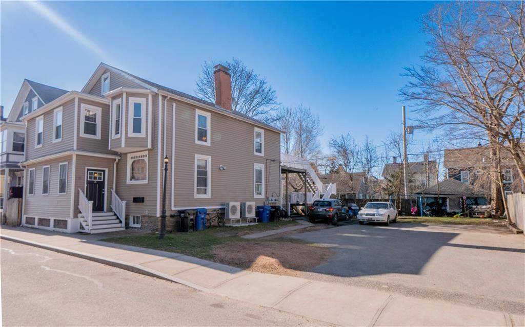 8 Pleasant St in Newport, RI - Building Photo