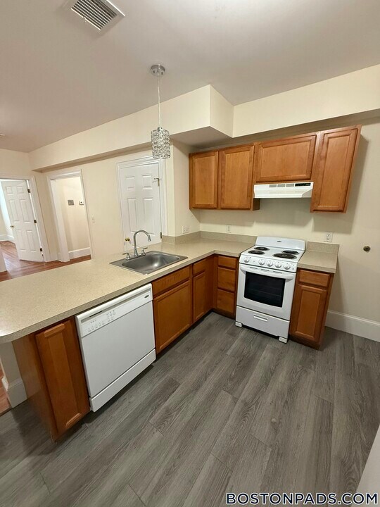 881 Massachusetts Ave in Cambridge, MA - Building Photo