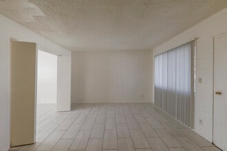 Scottsdale Suites Apartments in Scottsdale, AZ - Building Photo - Interior Photo