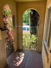1018 1/2 N Serrano Ave in Los Angeles, CA - Building Photo - Building Photo