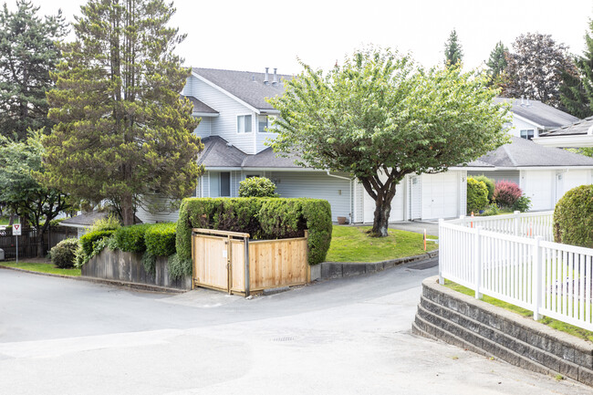 1190 Falcon Dr in Coquitlam, BC - Building Photo - Building Photo