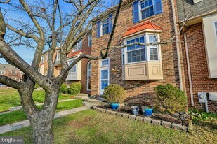 1305 Riverwood Way in Riviera Beach, MD - Building Photo