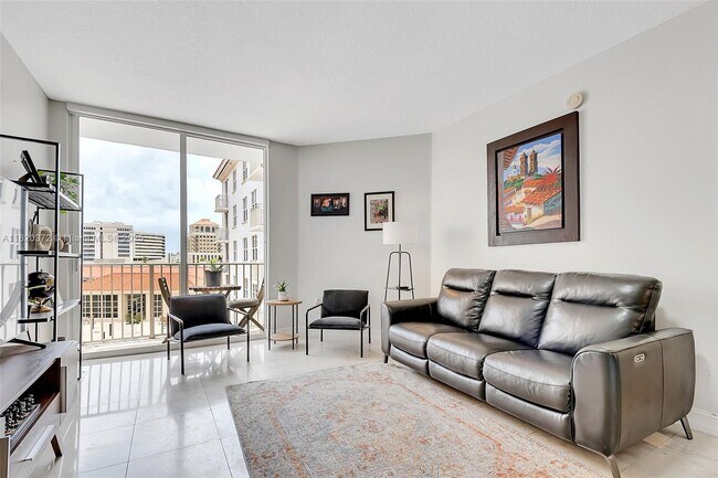 2030 Douglas Rd in Miami, FL - Building Photo - Building Photo