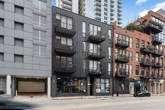 318 W Grand Ave in Chicago, IL - Building Photo - Building Photo