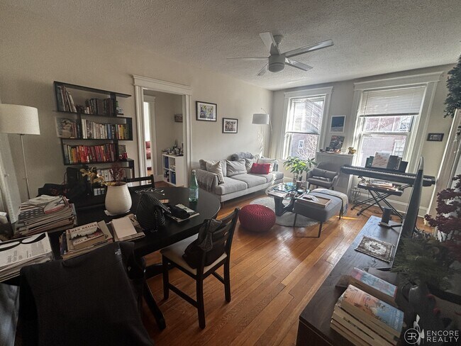 110 Riverway, Unit 1 in Boston, MA - Foto de edificio - Building Photo