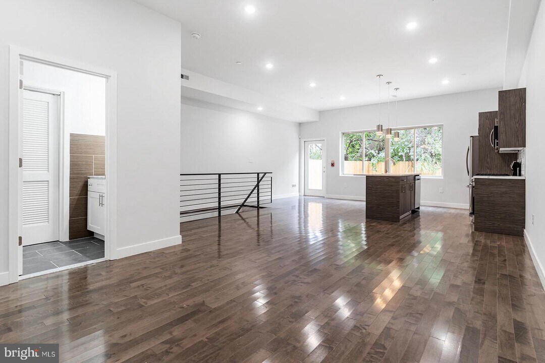 1945 N 7th St-Unit -2 in Philadelphia, PA - Building Photo