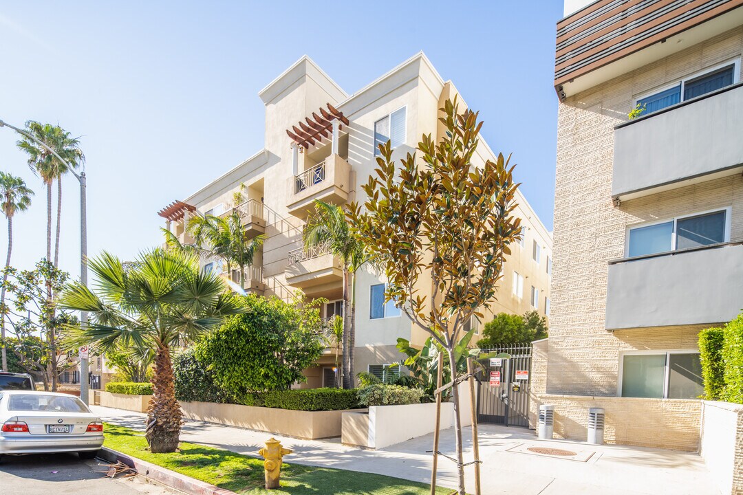 1241 S Westgate Ave in Los Angeles, CA - Building Photo