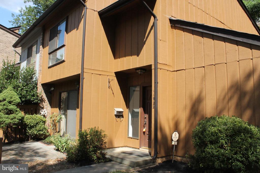 11922 Escalante Ct in Reston, VA - Building Photo
