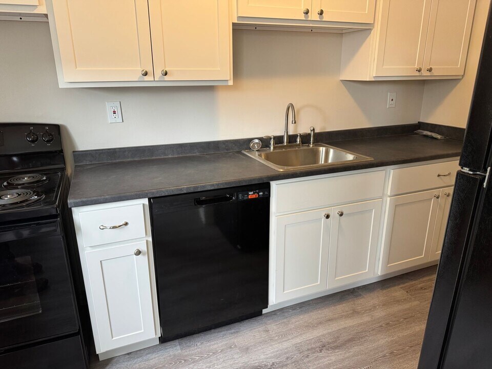 F 6 Nanni Dr in Winchester, CT - Building Photo