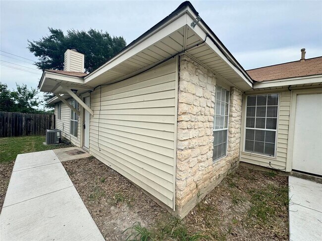 1510 S Medina St in Lockhart, TX - Building Photo - Building Photo