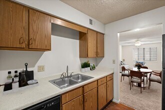 Bristol Pointe Apartment Homes in Olathe, KS - Foto de edificio - Building Photo