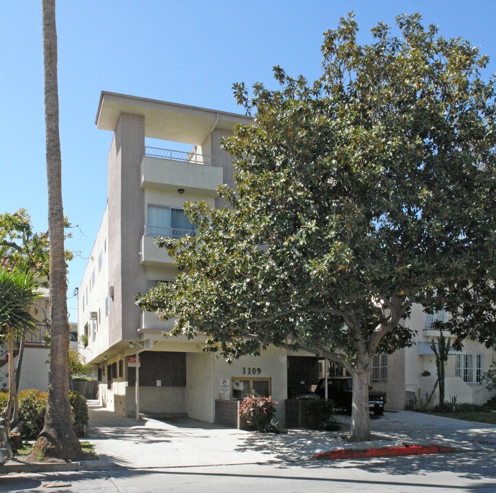1109 S Sherbourne Dr in Los Angeles, CA - Building Photo
