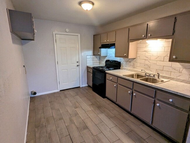 201 W Anderson Ave