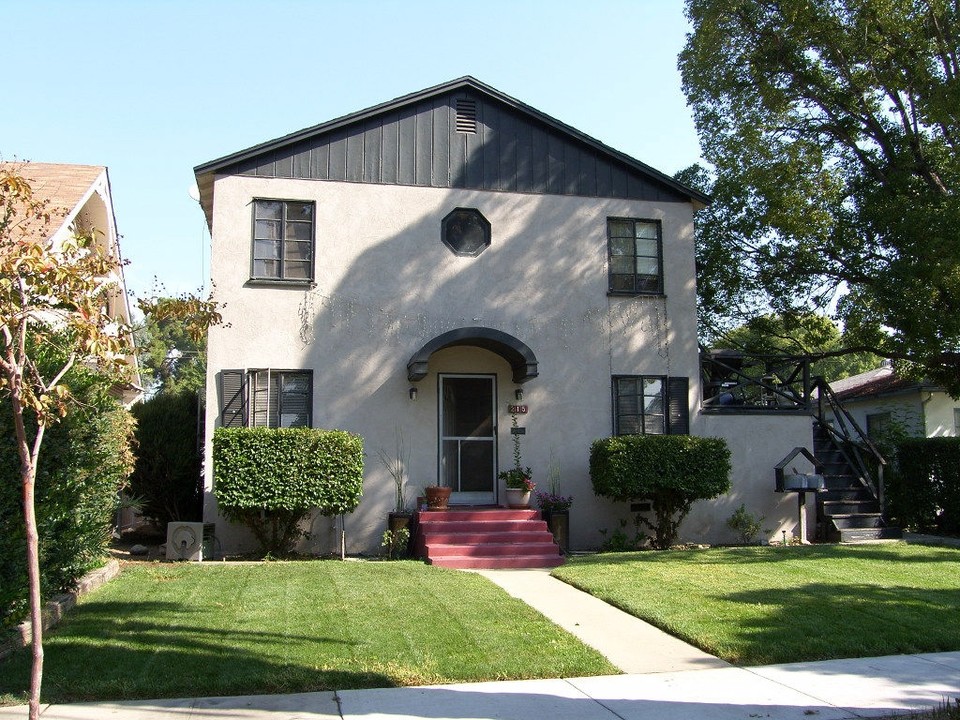 215 E F St in Ontario, CA - Building Photo