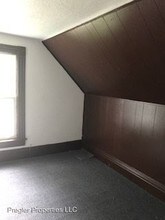 1326 W 4th St-Unit -#1 in Waterloo, IA - Building Photo - Building Photo
