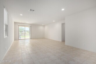 8818 W Luke Ave in Glendale, AZ - Foto de edificio - Building Photo