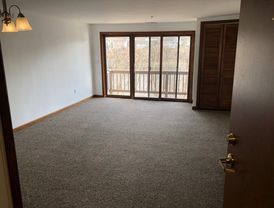 333 1st St in Lowell, MA - Building Photo