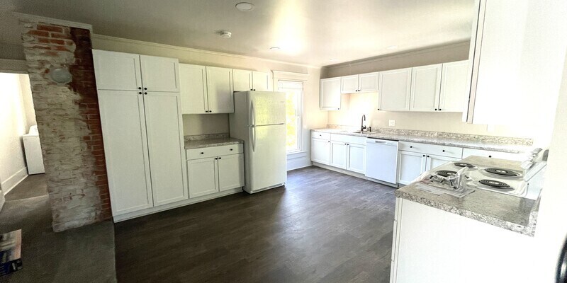 1304 S Main St Photo