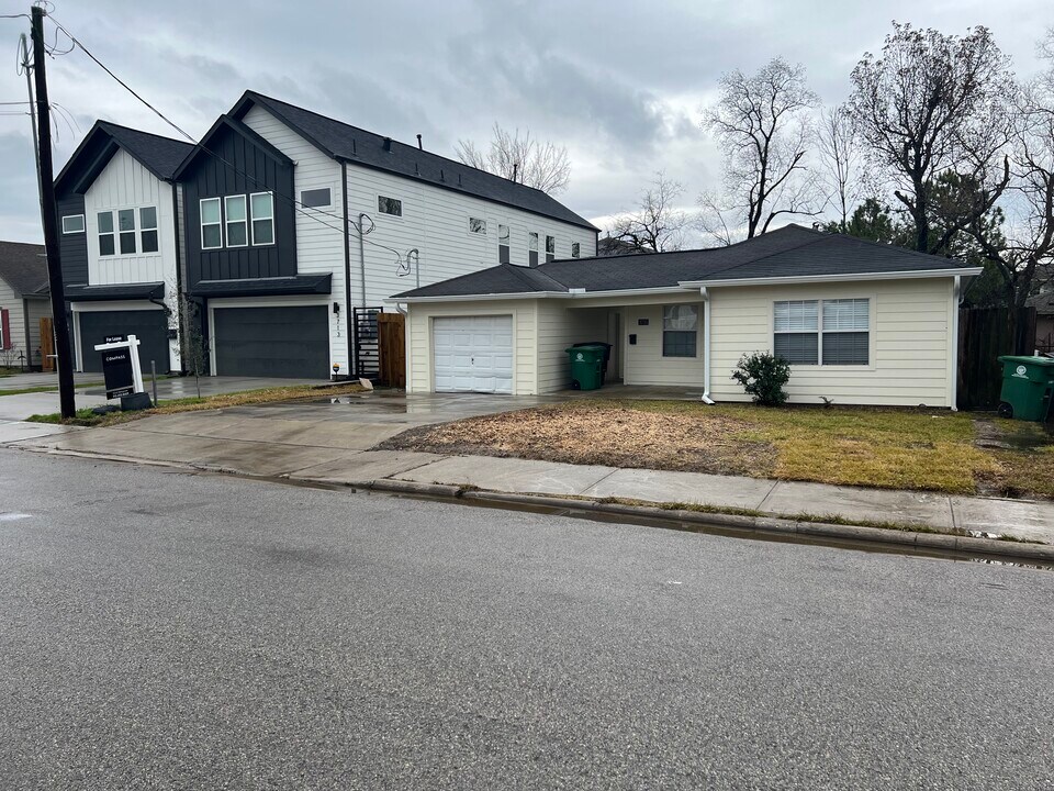 3715 Dreyfus St in Houston, TX - Building Photo