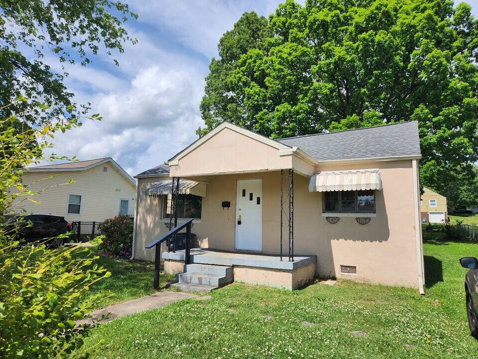 1825 Kenwood Rd in Kingsport, TN - Building Photo