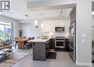 22 E Royal Ave in Vancouver, BC - Building Photo - Building Photo