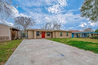 6143 Ridgeway Dr in Houston, TX - Building Photo - Building Photo