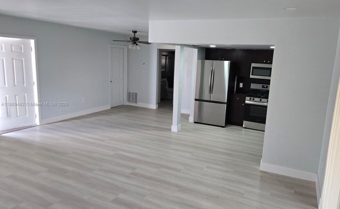 11431 NW 35th St in Sunrise, FL - Building Photo