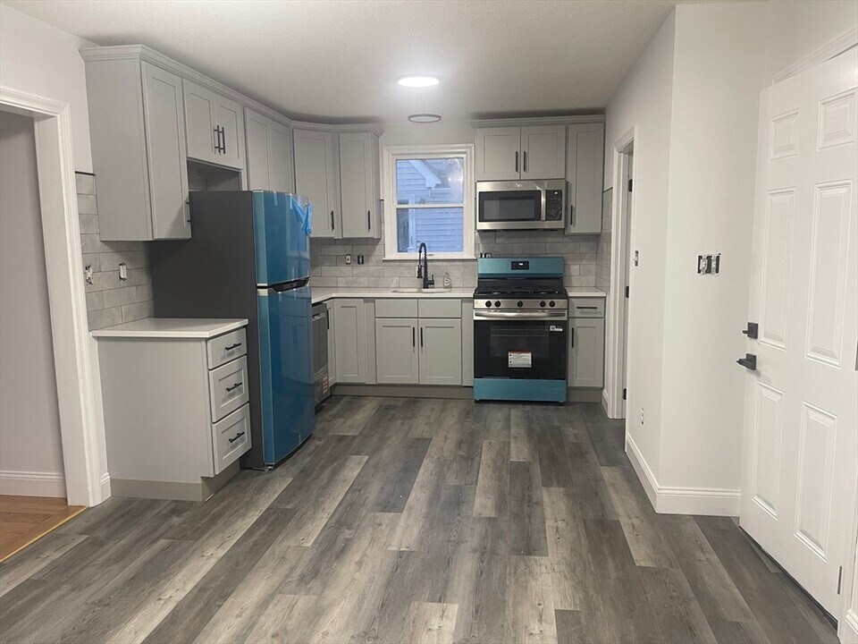 324 Park St in Stoughton, MA - Building Photo