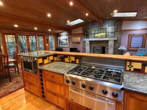 10809 SE 17th St in Bellevue, WA - Building Photo - Building Photo