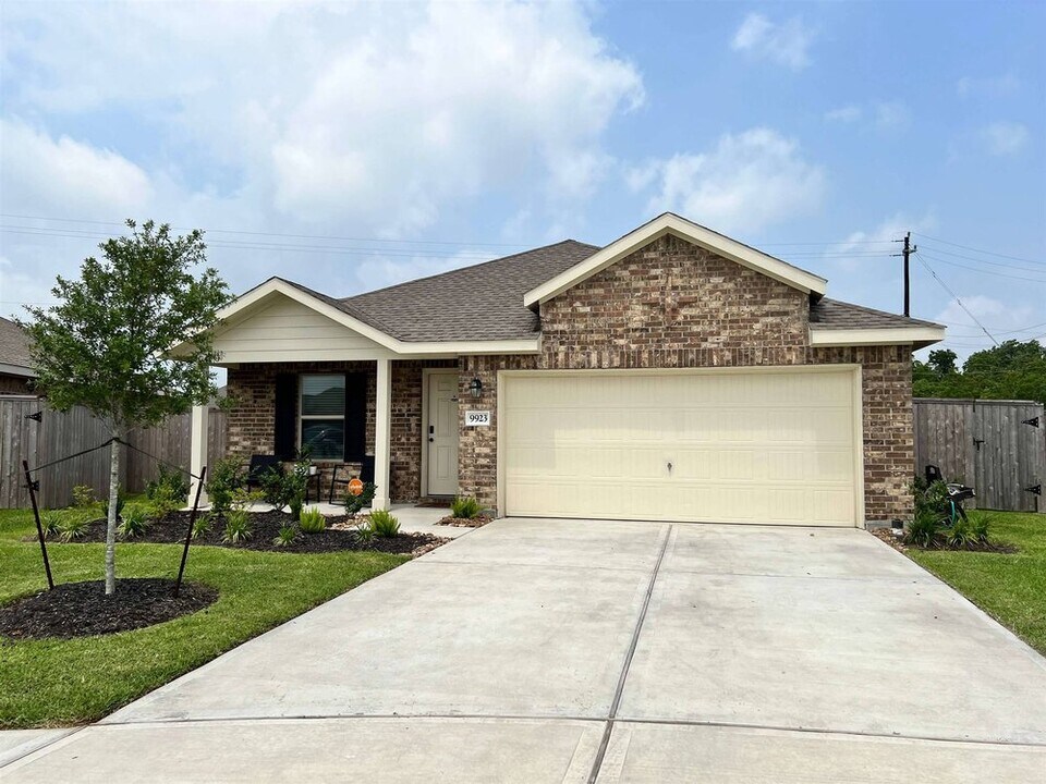 9923 Archdale Spg Dr in Baytown, TX - Building Photo