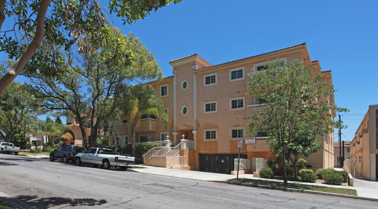 608 E Tujunga Ave in Burbank, CA - Building Photo