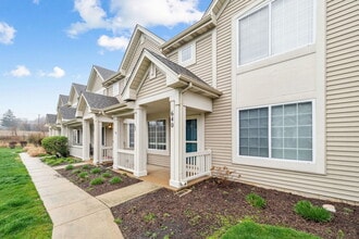 640 Lincoln Station Dr in Oswego, IL - Building Photo - Building Photo