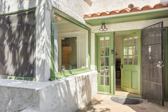 735 Belmont Ave in Long Beach, CA - Building Photo - Building Photo