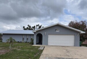 362 SE Thornhill Dr in Port St. Lucie, FL - Building Photo