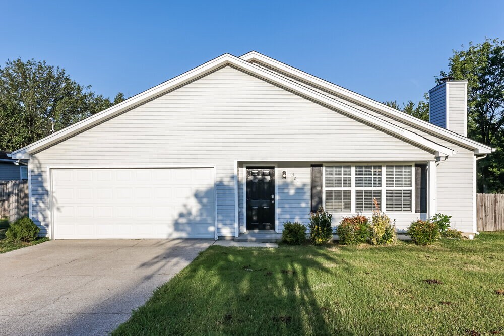 321 Lake Forest Dr in La Vergne, TN - Building Photo