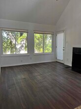 9801 Walnut St-Unit -A204 in Dallas, TX - Foto de edificio - Building Photo