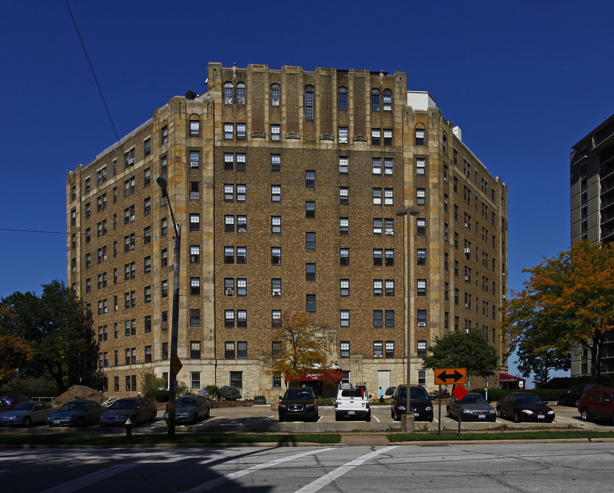 Lake Shore Towers in Lakewood, OH - Building Photo