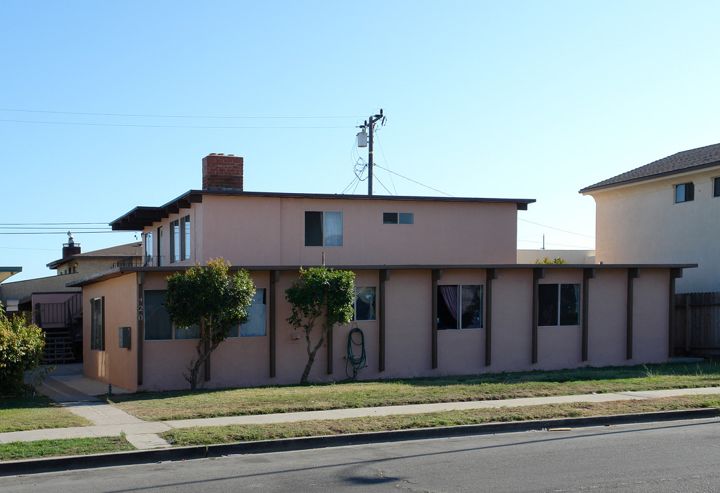 420 Canterbury St in Oxnard, CA - Foto de edificio