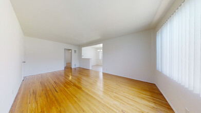 1132 S Holt Ave in Los Angeles, CA - Building Photo - Interior Photo