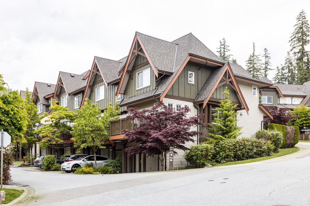 2000 Panorama Dr in Port Moody, BC - Building Photo