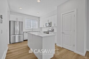 21039-21025 25 Ave NW in Edmonton, AB - Building Photo