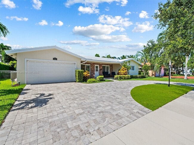 2721 NE 45th St in Lighthouse Point, FL - Building Photo - Building Photo