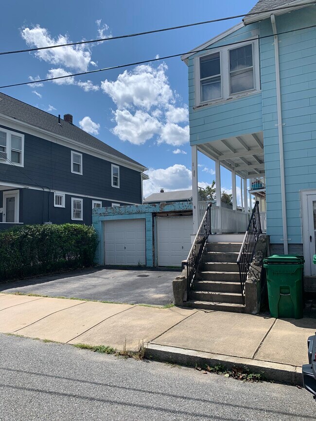 50 Windsor Rd, Unit 1 in Medford, MA - Foto de edificio - Building Photo