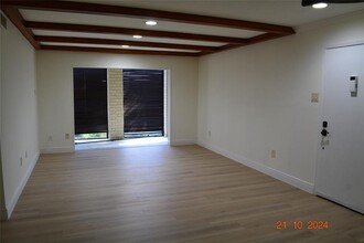 7575 Katy Fwy in Houston, TX - Building Photo - Building Photo
