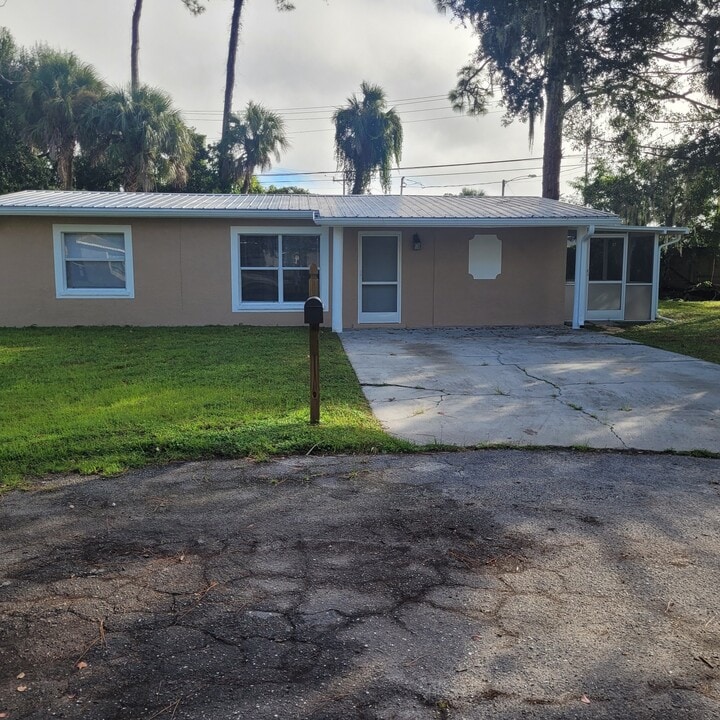 1824 Beachwood Dr in North Fort Myers, FL - Building Photo