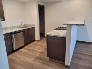437 Montgomery St, Unit 7 in Custer, SD - Foto de edificio - Building Photo