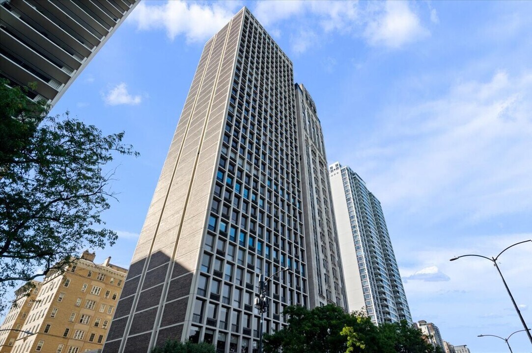 1240 N Lake Shore Dr in Chicago, IL - Building Photo
