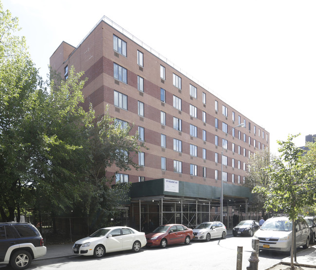 Father Robert A. Banome Houses in Bronx, NY - Foto de edificio - Building Photo